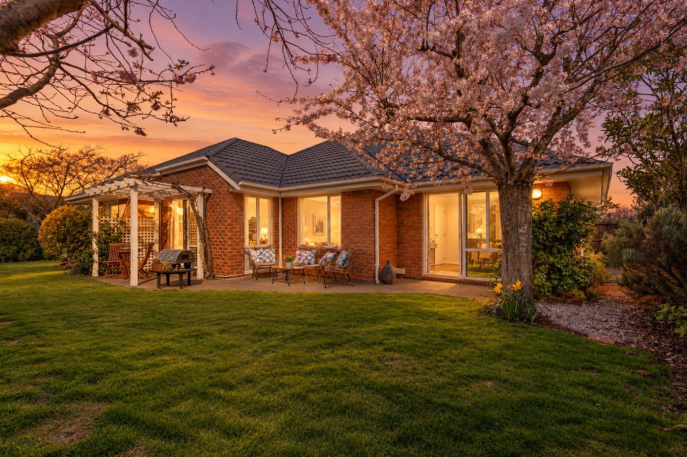 Sunshine, Space & Easy Living - Just Right!