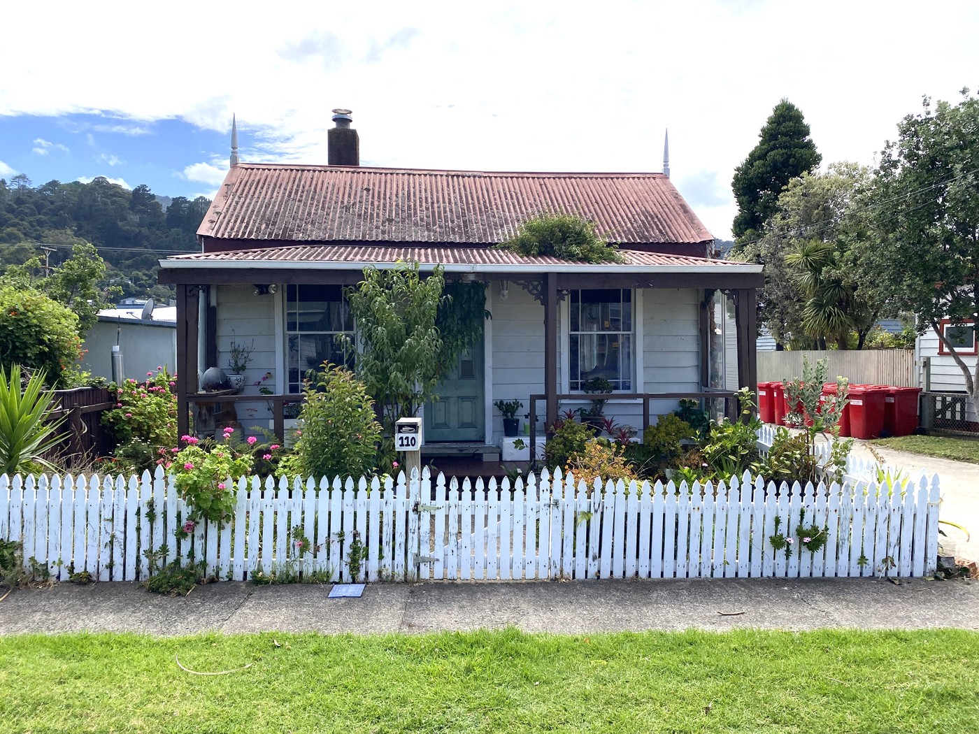 Charming, Cheerful & Close to Town